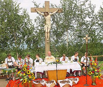 Feldaltar mit Pfarrer Georg Gilgenrainer u. Altardienst